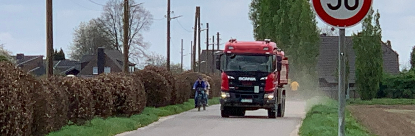 LKW und Radfahrer nutzen die Sankt-Barbara-Straße in Brüggen