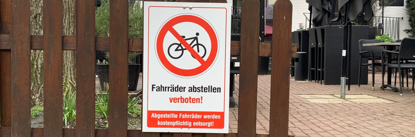 Fahrräder abstellen verboten-Schild vor dem Restaurant JoLo